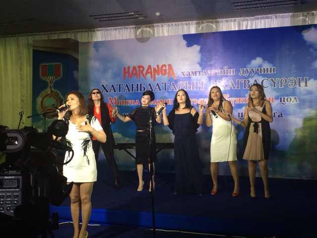 МУГЖ Х.Лхагвасүрэнд эмэгтэй дуучид “содон бэлэг” барьжээ